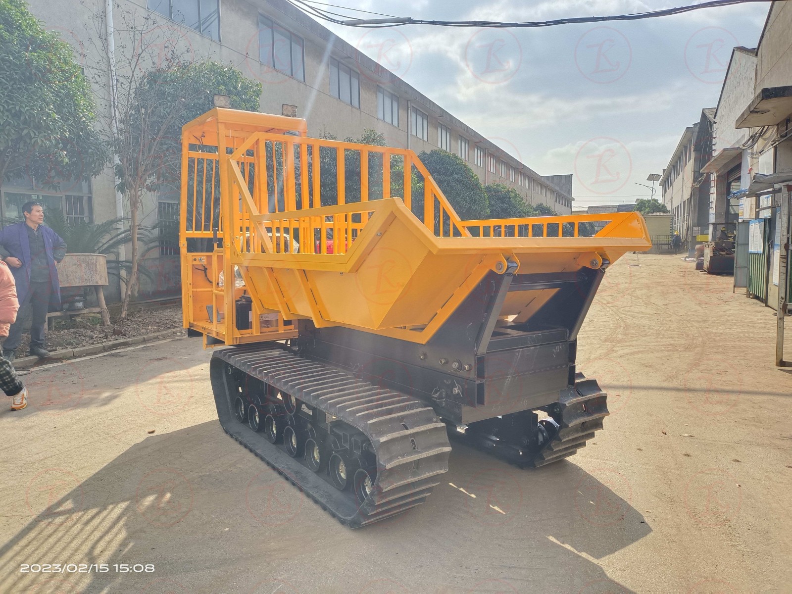 Crawler transportation for palm plantation