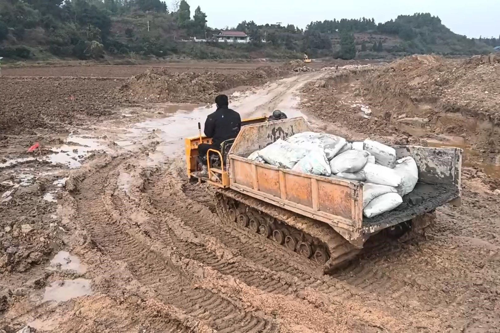 Tracked Vehicles for Unstoppable Cargo Transport!