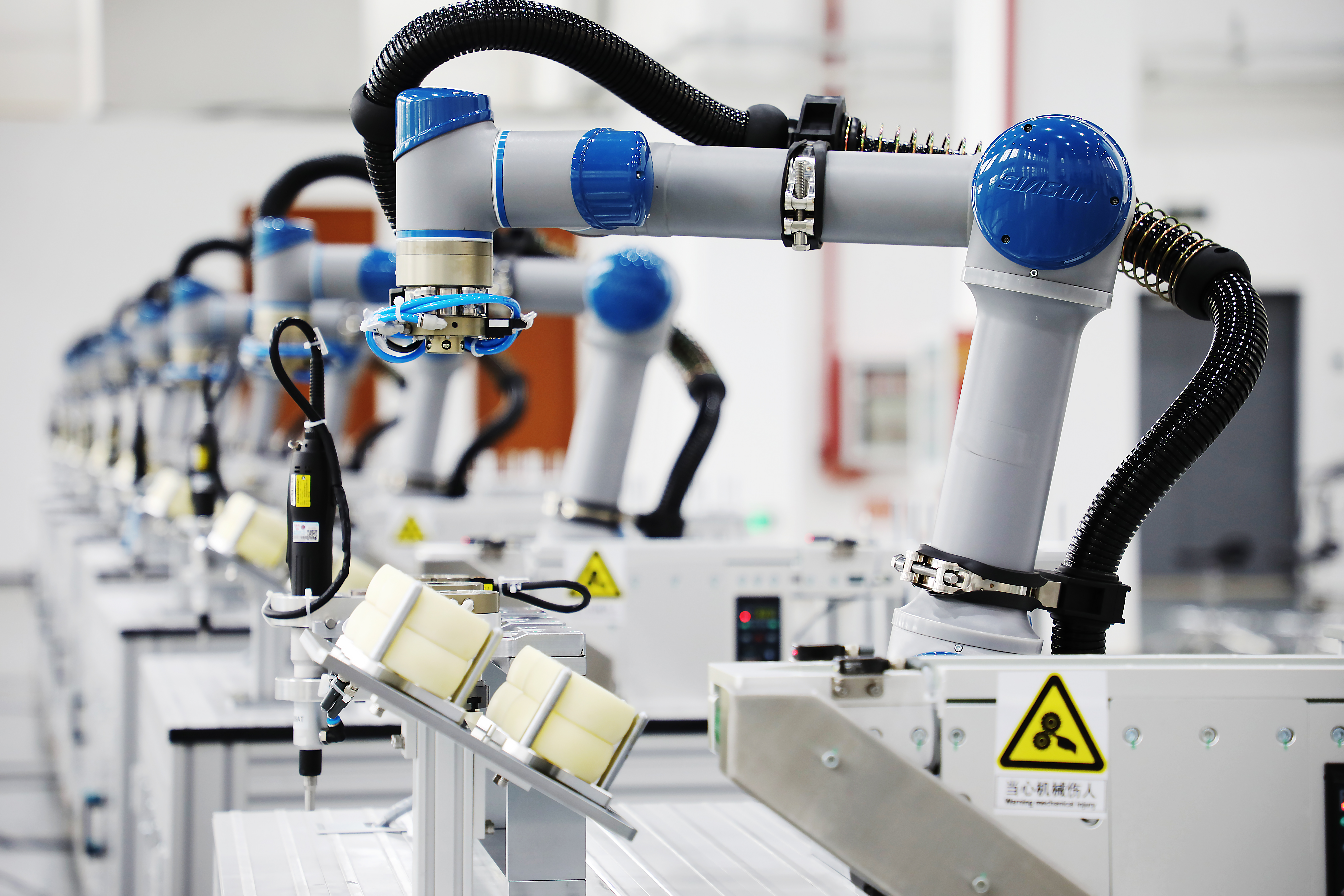 collaborative robot vs industrial robot