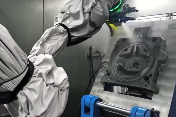 Prskanje sredstva za odvajanje pjenastih dijelova volana