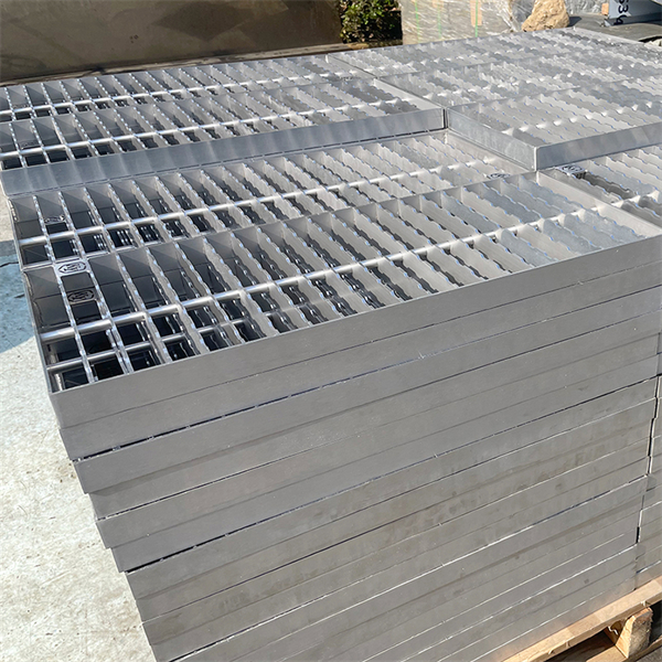 Txhim kho koj lub tsev qhov kev thov kom zoo nkauj nrog Stainless Steel Driveway Grates.