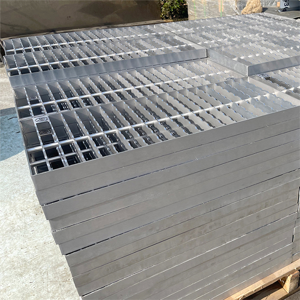 Cov Hlau Stainless Driveway Grates.