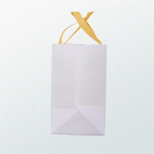 Unlike single-use plastic bags that often tear or become sticky and dirty, branded reusable shopping bags can be easily wiped clean and used again and again.