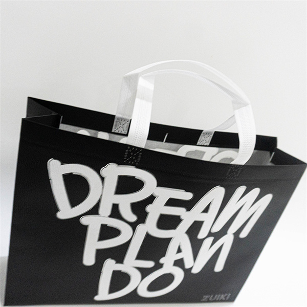 Simply wipe down or machine wash for a fresh and hygienic bag.