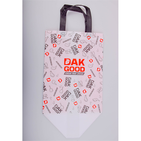 The black reusable shopping bag for conscious consumers