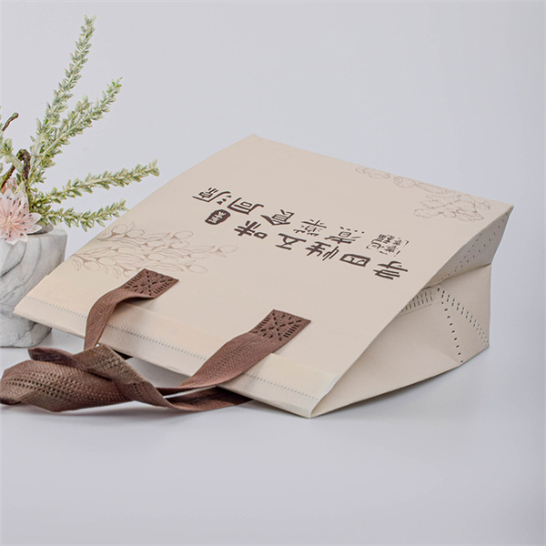 Join the trend with tote bags