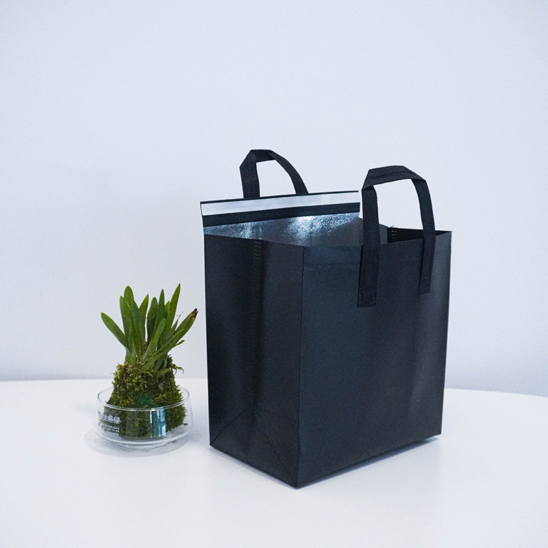 Black non woven insulated bag