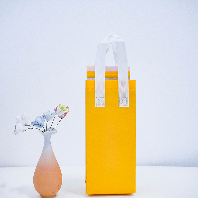 Yellow insulated bag for takeout milk tea
