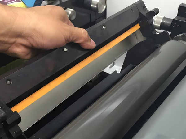 Kaavinterän huolto Stack-Type- ja CI-flexopainokoneissa