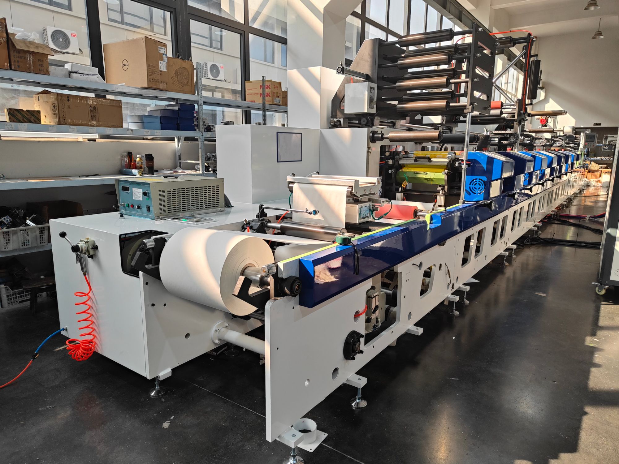 In-line-tyyppinen fleksografiapainokone kultafolio-shampoo-tarroille 