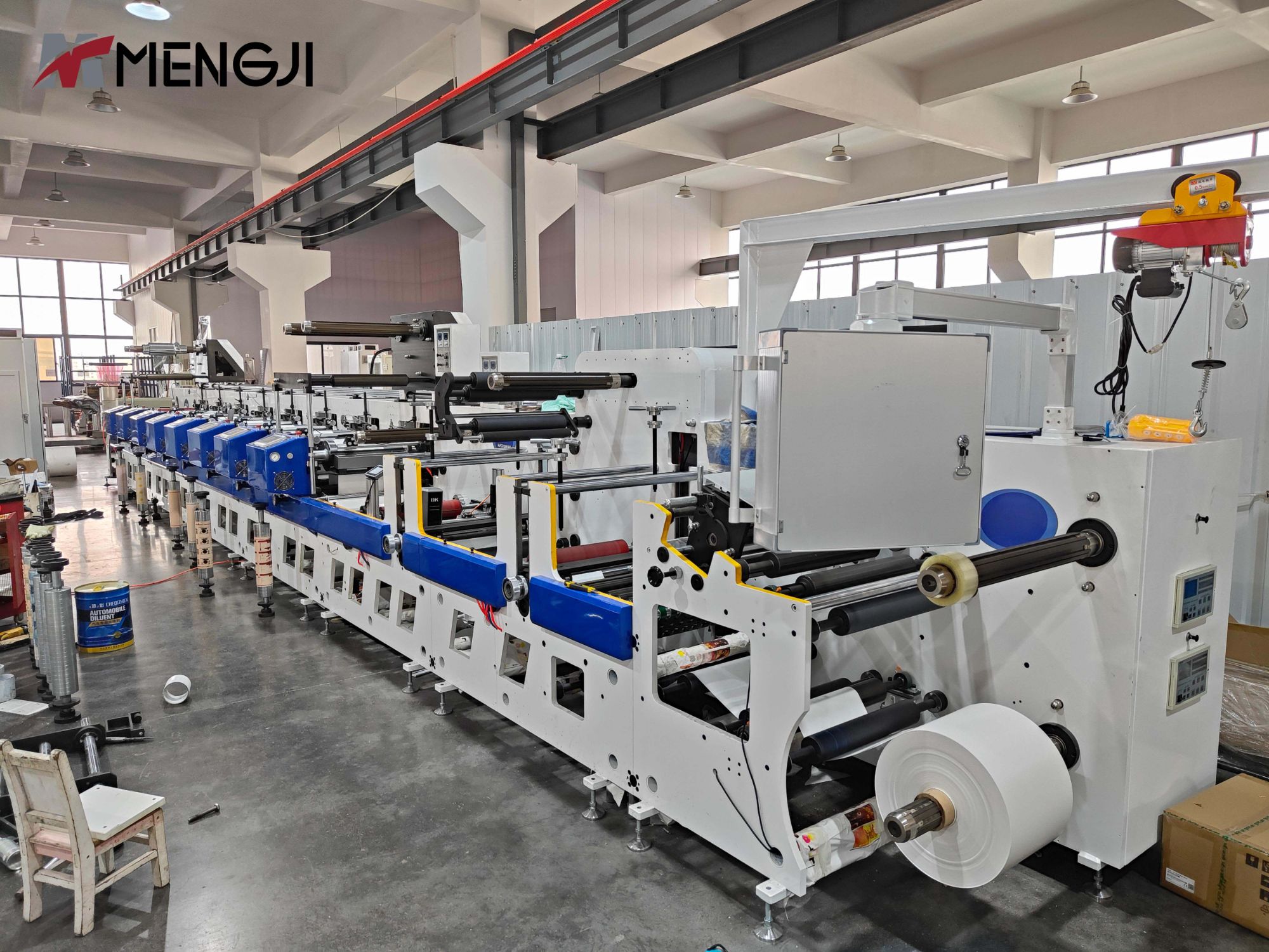 Lineaarinen fleksopainokone viini-olutpullon etiketeille