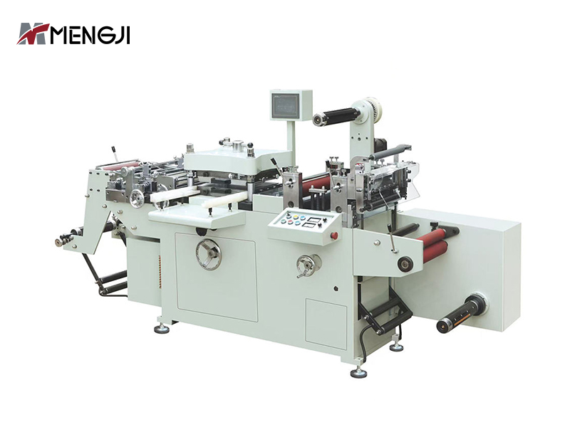 Automaattinen leikkauskone, jossa on yksi kelauslaite juomavesipullon etikettitarralle