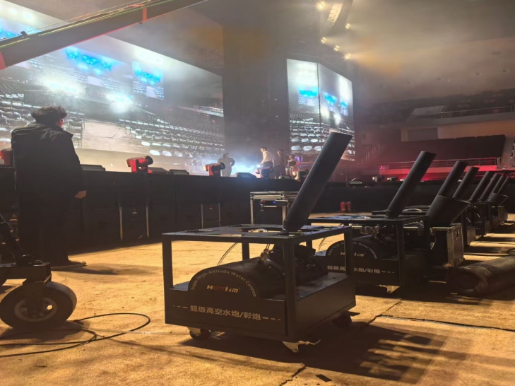 Ашық аспан астындағы сахнадағы стример/конфетти эффектілері кезінде жаңбыр жауып тұрса, ең жақсы шешім қандай?