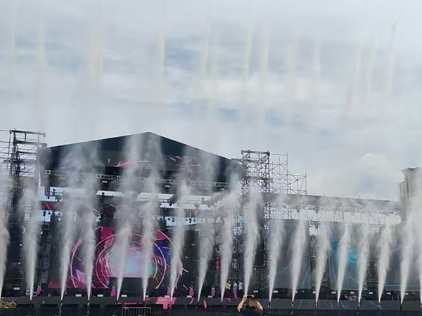 موجة الصوت الصيفية تفجر المسرح