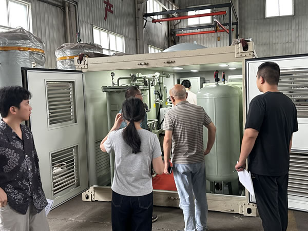 The customer came to the company site to inspect the containerized nitrogen generator