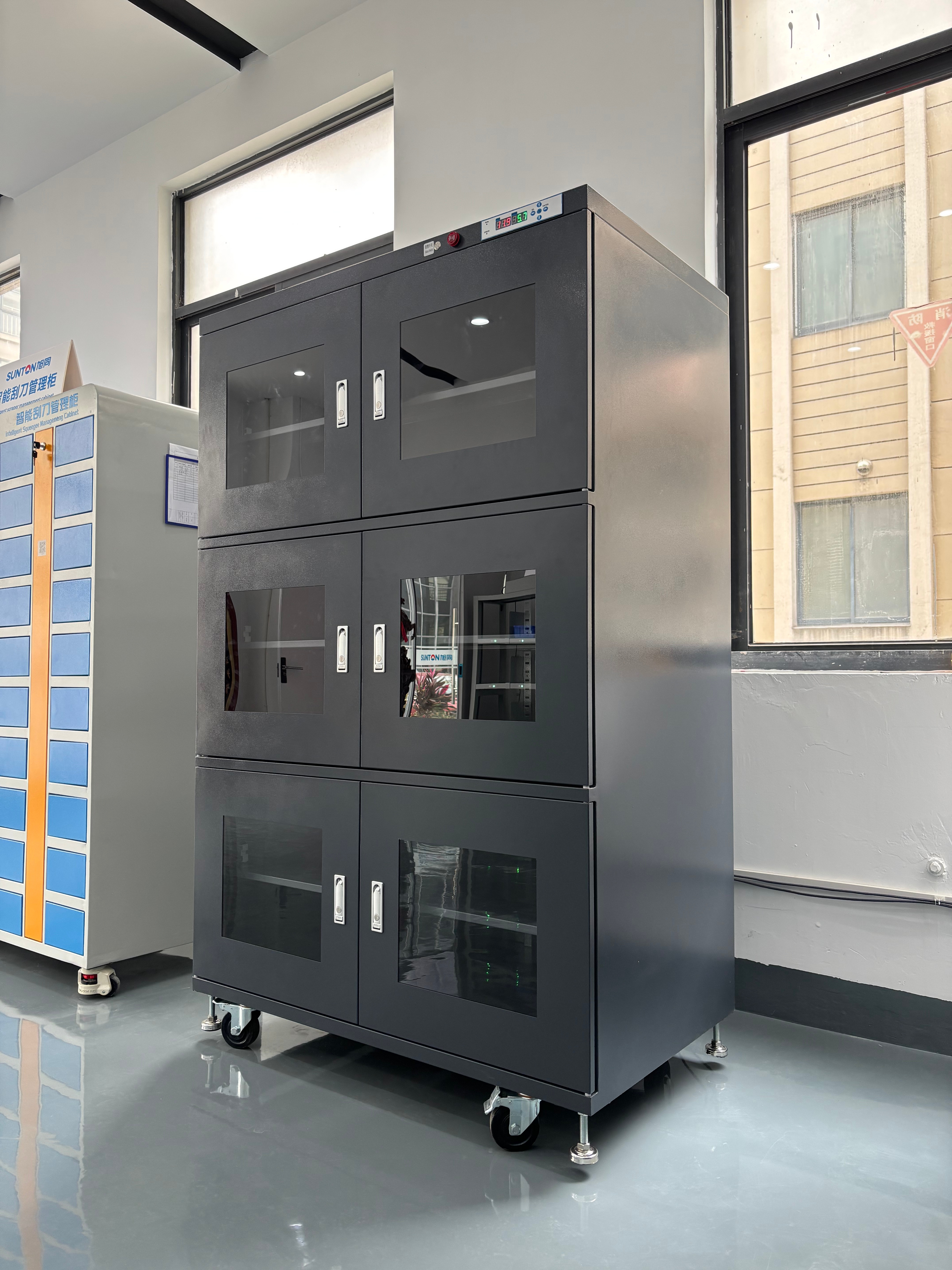 dry cabinet for electronic components