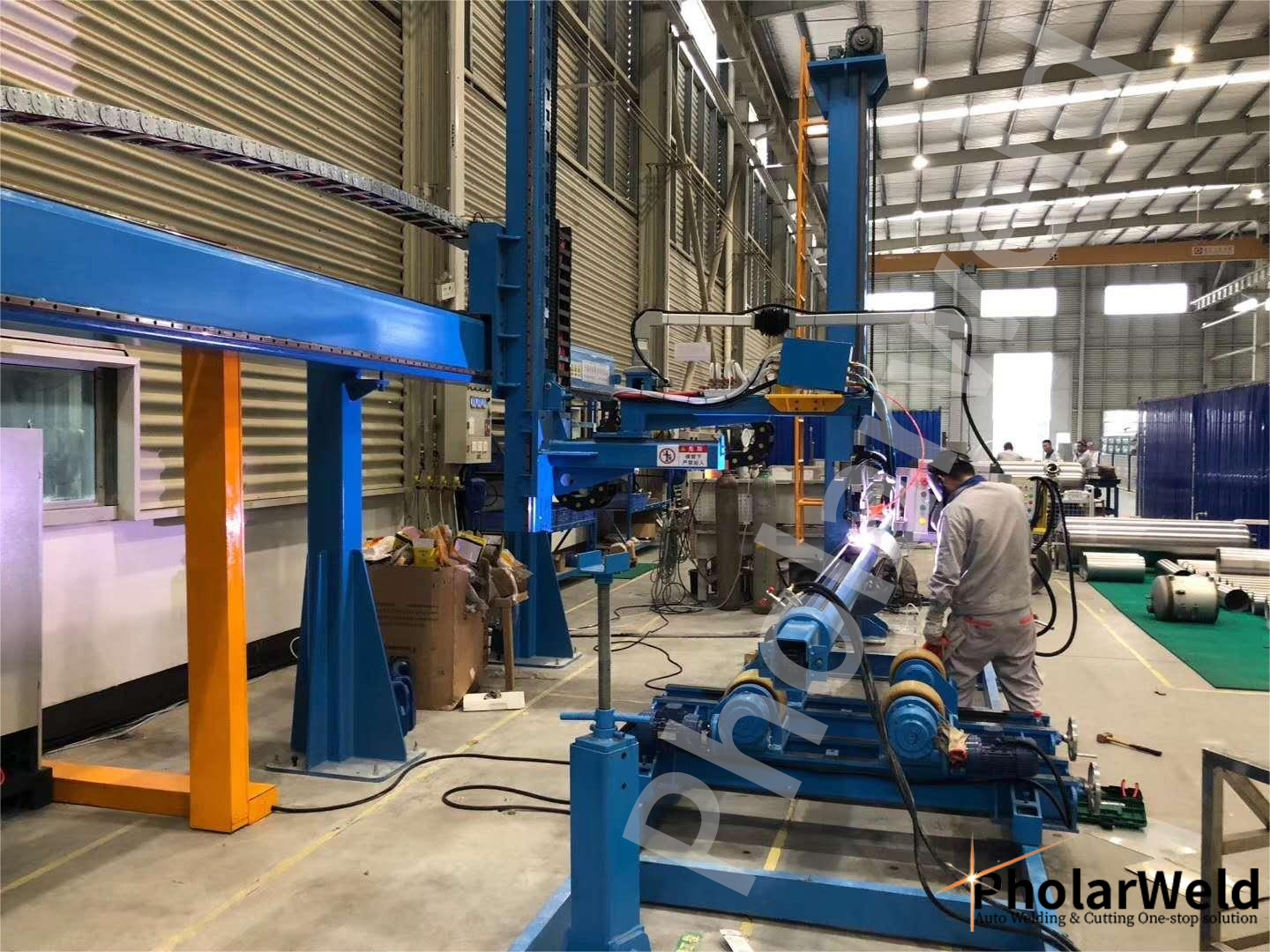 How can one welding machine weld both longitudinal and circular seams?