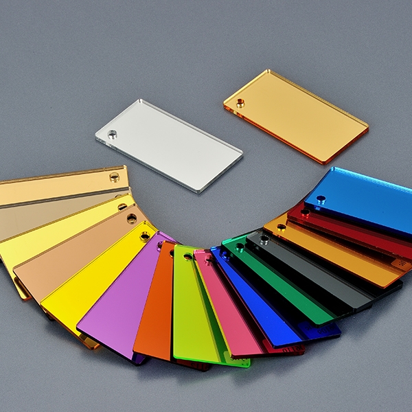 Tấm gương Acrylic màu làm tăng giá trị cho các dự án trang trí và trưng bày bán lẻ
