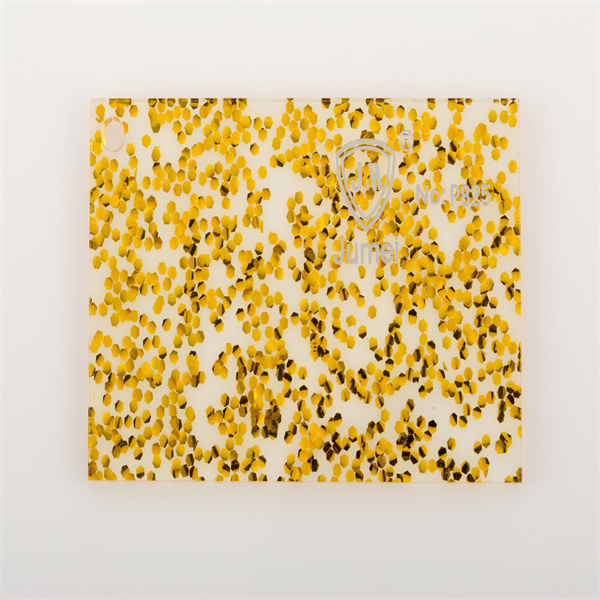 A 'cleachdadh sgàthan acrylic dathte
