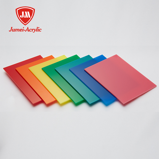 Full acrílic de colors translúcids i opacs