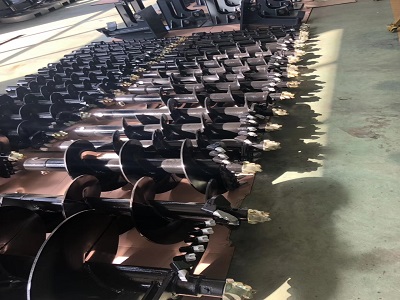 Earth Auger ဖြင့် တပ်ဆင်ထားသော WB97 backhoe loader၊ Power drills များကို ရောင်းရန်ရှိသည်။