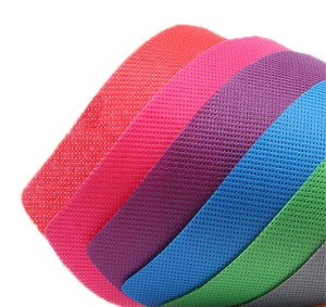 Биоразлагаемый нетканый материал из полимолочной кислоты для изготовления сумок для покупок.