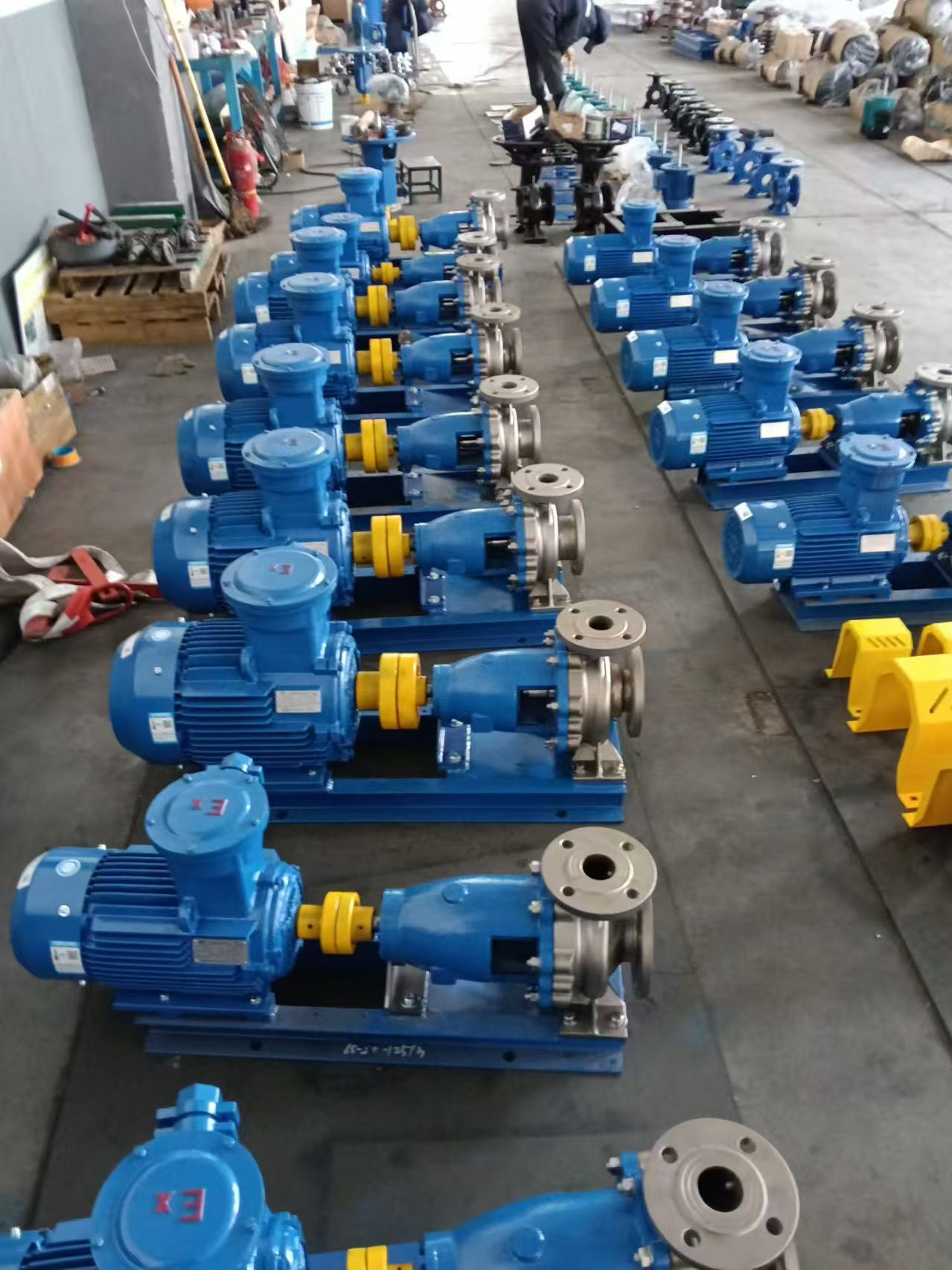 difference between centrifugal pumps and positive displacement pumps