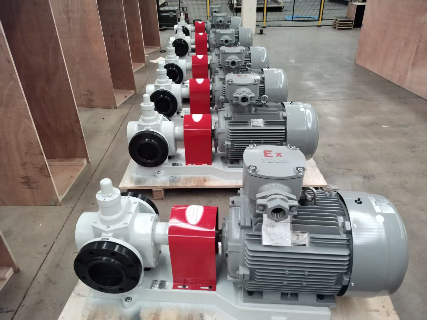 difference between centrifugal pumps and positive displacement pumps