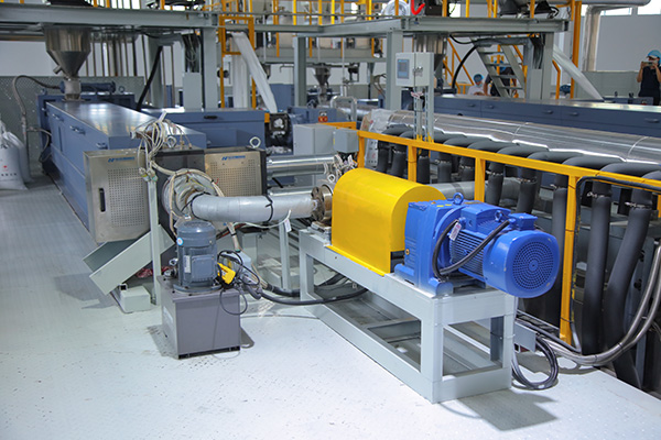 Benefits of Using PP Spunbond Nonwoven Fabric Machine in Manufacturing