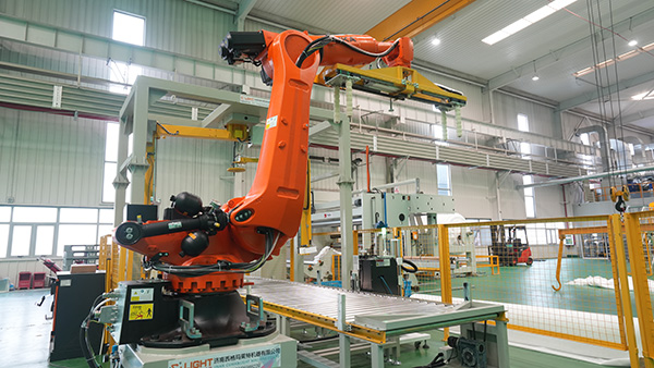 Suitable for a variety of nonwoven fabric types, this machine can handle a wide range of materials with ease.