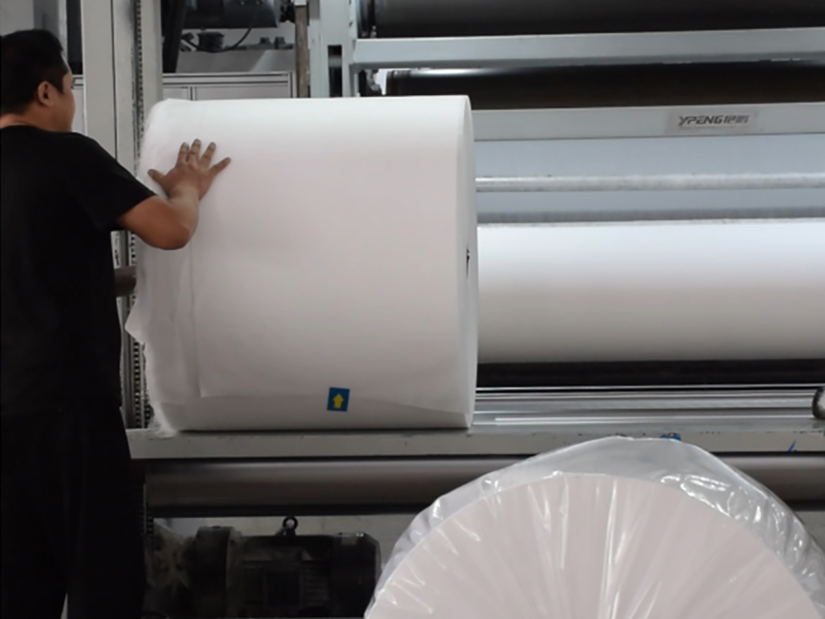 Vantaggi del tessuto non tessuto in PP spunbond per salviette industriali e abbigliamento per camere bianche