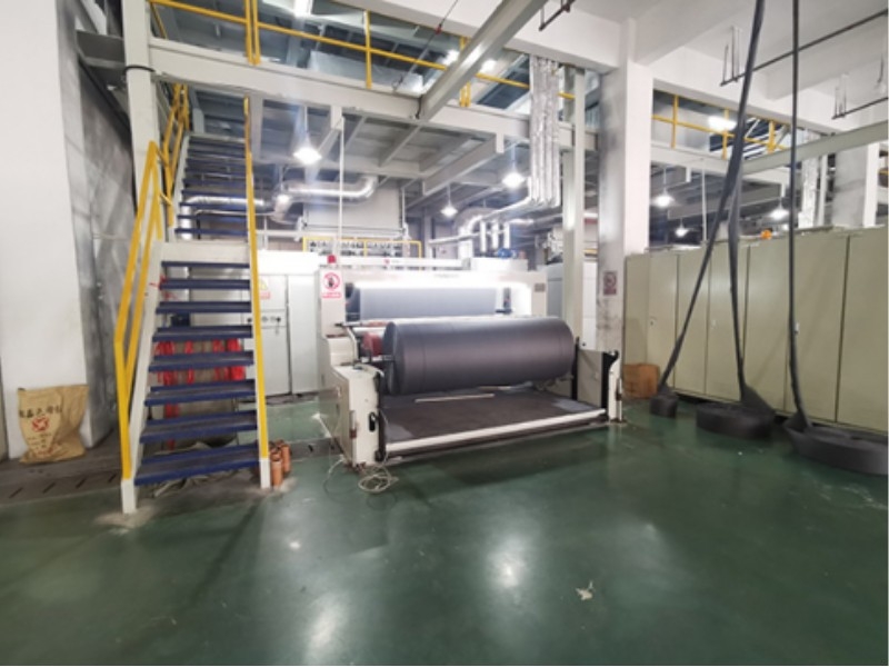 Kādi procesi ir saistīti ar neaustā auduma pārvēršanu neaustos maisiņos?