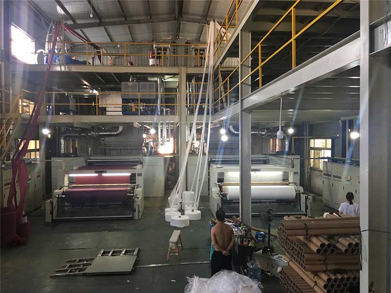 Линия по производству нетканого материала с одним лучом для изготовления нетканых пакетов