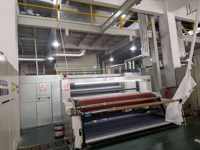 Плавно работающая трехлучевая линия по производству полипропиленового нетканого материала