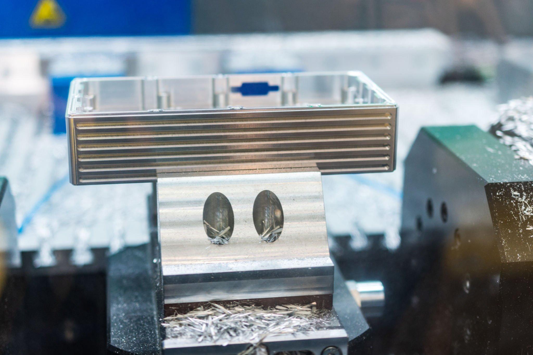 Jaka jest różnica między toczeniem a frezowaniem CNC