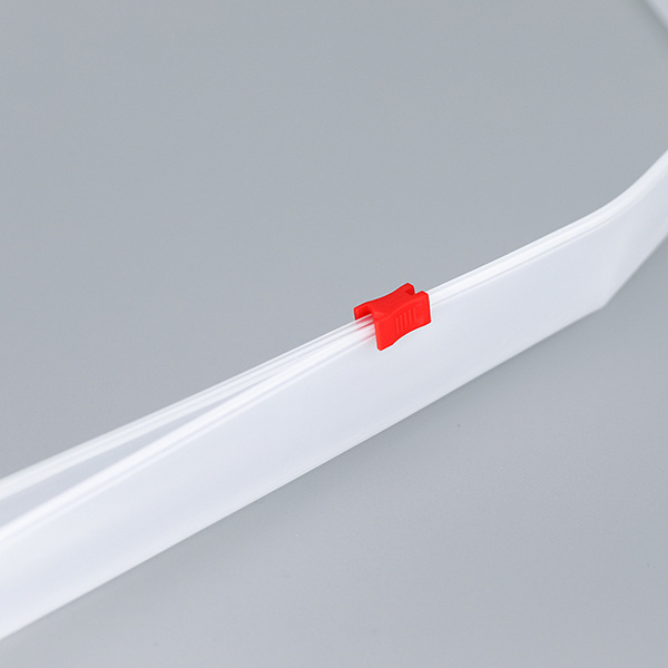 5 molded plastic zipper1