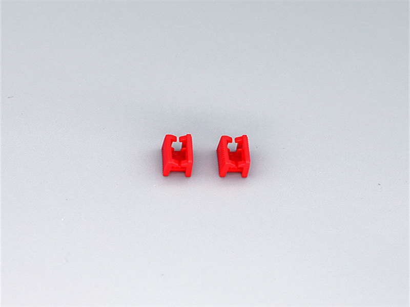 What are the advantages and disadvantages of backpack zippers of different materials?