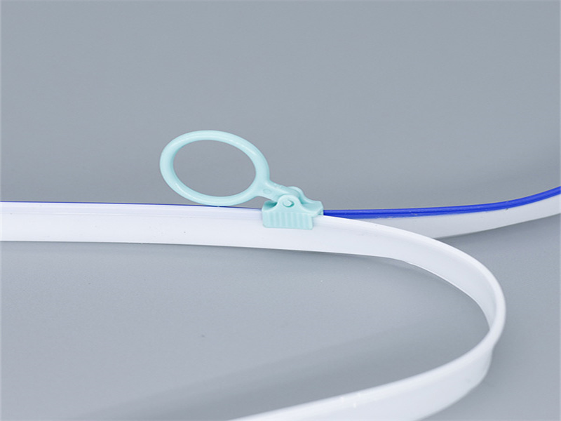 The secret of plastic zippers: why has it become a dual darling of fashion and practicality?