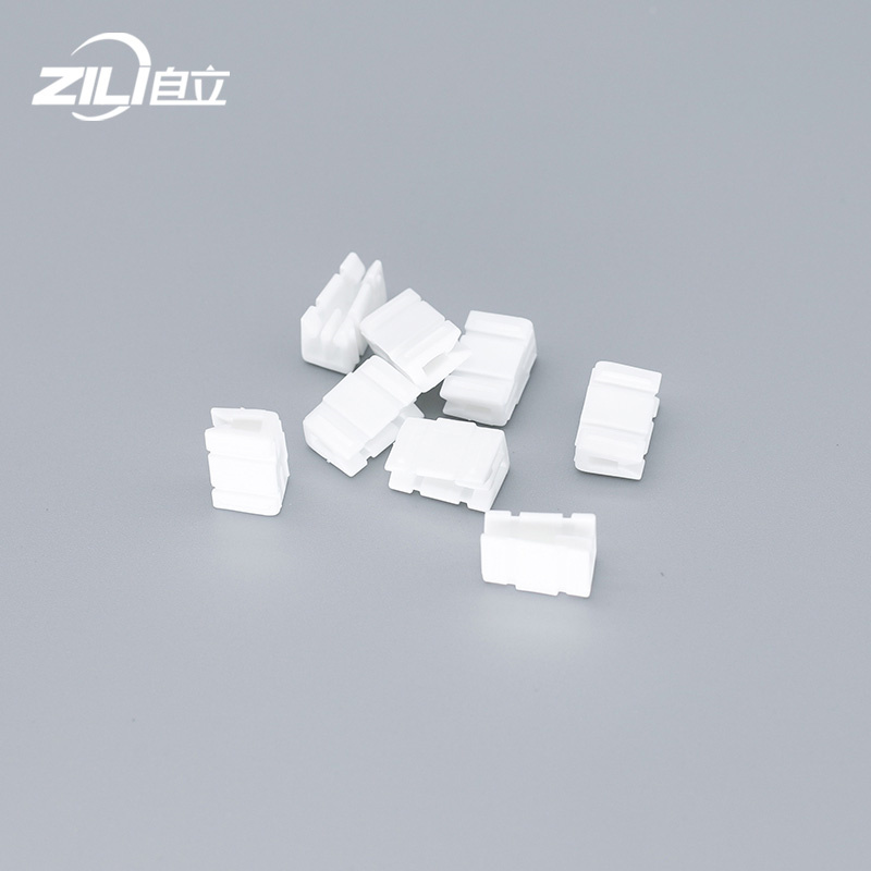 Balta vandeniui atspari pritaikyta plastikinė slankiklio galvutė užtrauktukams