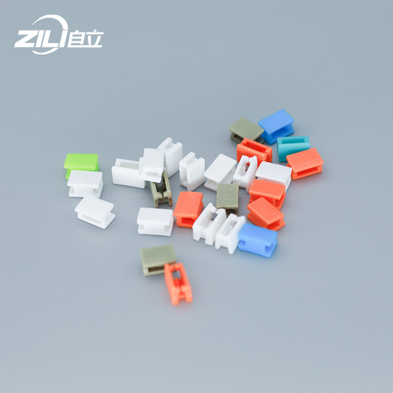 Spalvingas vandeniui atsparus pritaikytas plastikinis slankiklis, skirtas maišeliams su užtrauktuku