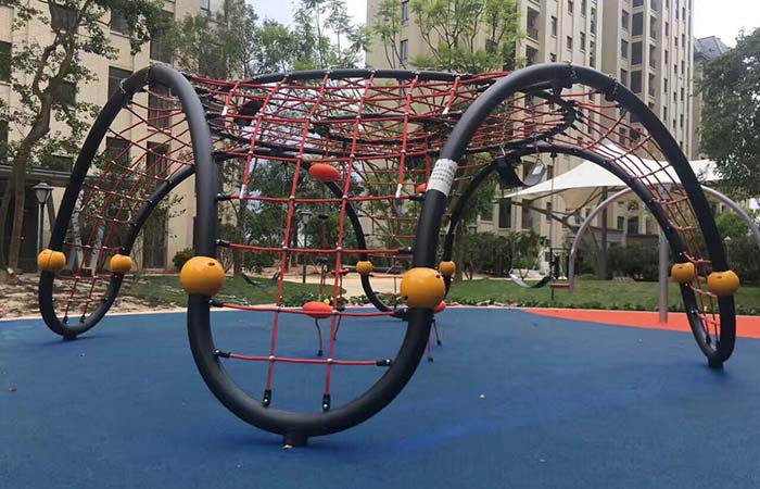 سنگاپور کے بچے آؤٹ ڈور سوئنگ اور نیٹ کلیمر برائے کمیونٹی
