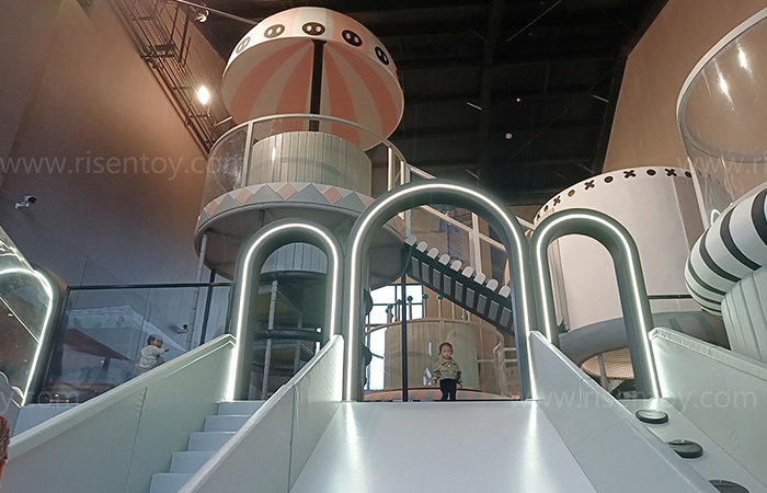 Commercieel ontwerp voor een indoor speeltuin voor kinderen met een feestzaal