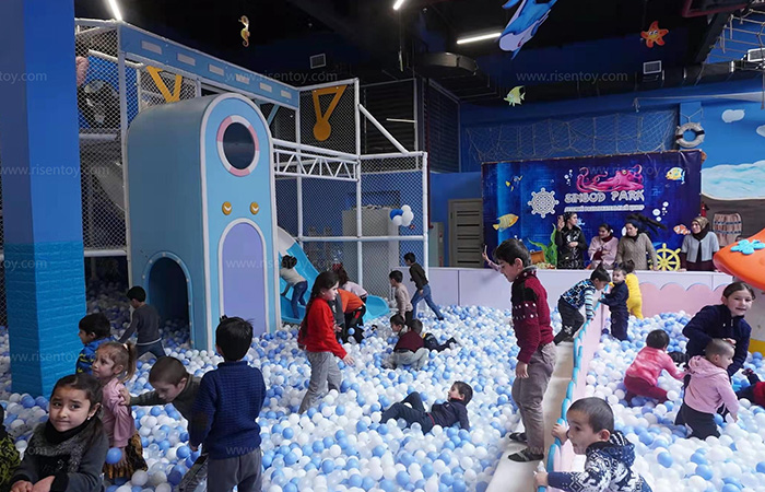 מרכז משחקים מקורה לילדים מסחרי בגודל 500 מ"ר עם בריכת כדורים