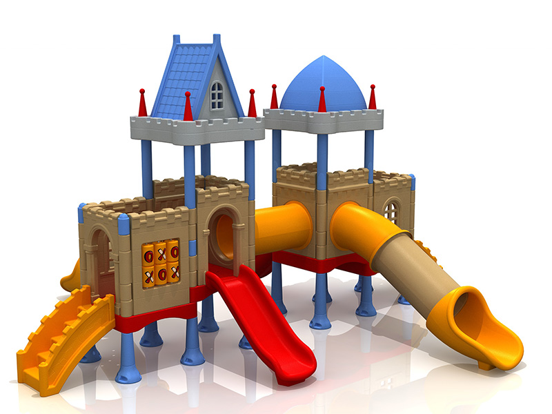 Дети забавно играют на открытом воздухе развлекательное оборудование с горкой