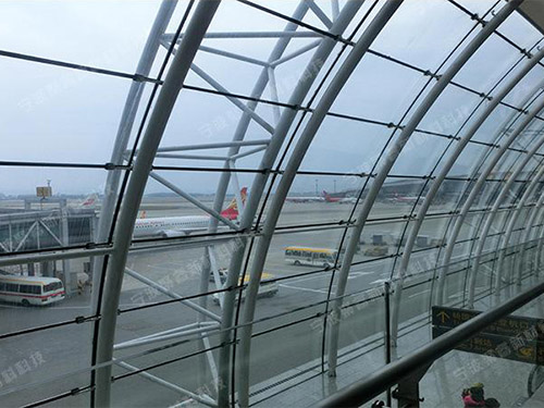 Letališka prozorna stena