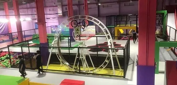 Parka trampolînê-- ji bo ciwanan her ku diçe balkêş dibe.