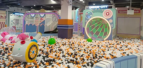 Analyse der Farbanwendung eines Kinder-Softplayparks im Innenbereich