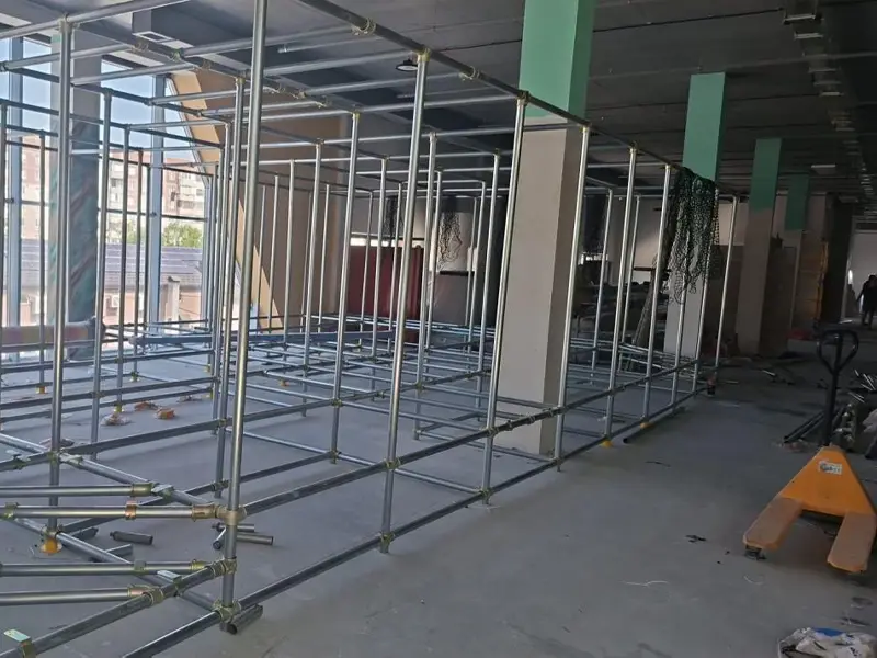 1500 m² d'équipements de jeux pour enfants livrés en Ukraine, installation sur site en cours
